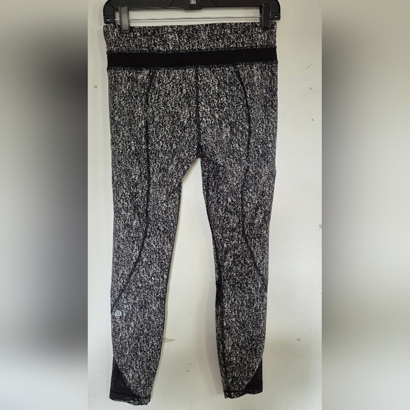 Lululemon Athletica Black and White Patterned Leggings - Picture 2 of 6